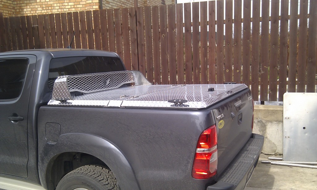 Hilux DiamondBack SE Cab guard